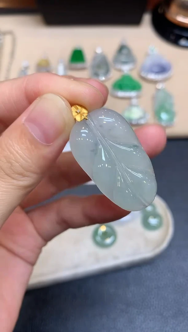 颈饰18K金镶嵌翡翠树叶【无服务费·【24小时鉴赏期】