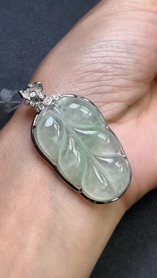 颈饰18K金镶嵌翡翠叶子