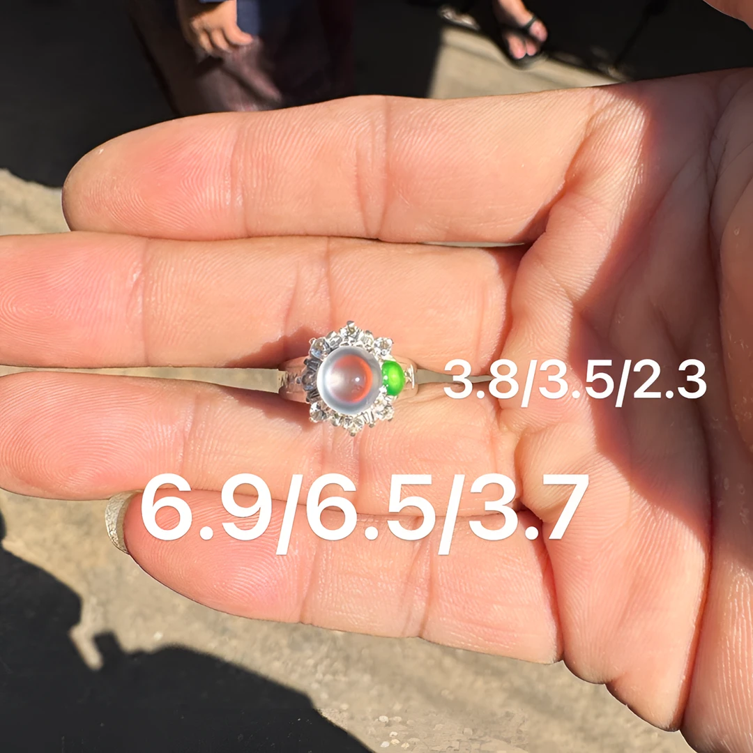 1230(小哪吒在源头)龙石种翡翠白冰戒面干净肉细饱满荧光足M250