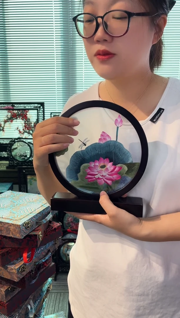 织绣以芊手扇摆台