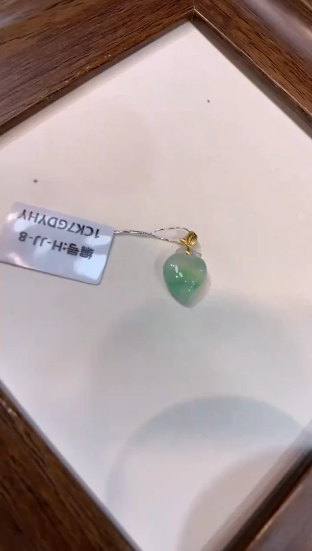 颈饰18K金镶嵌翡翠桃子