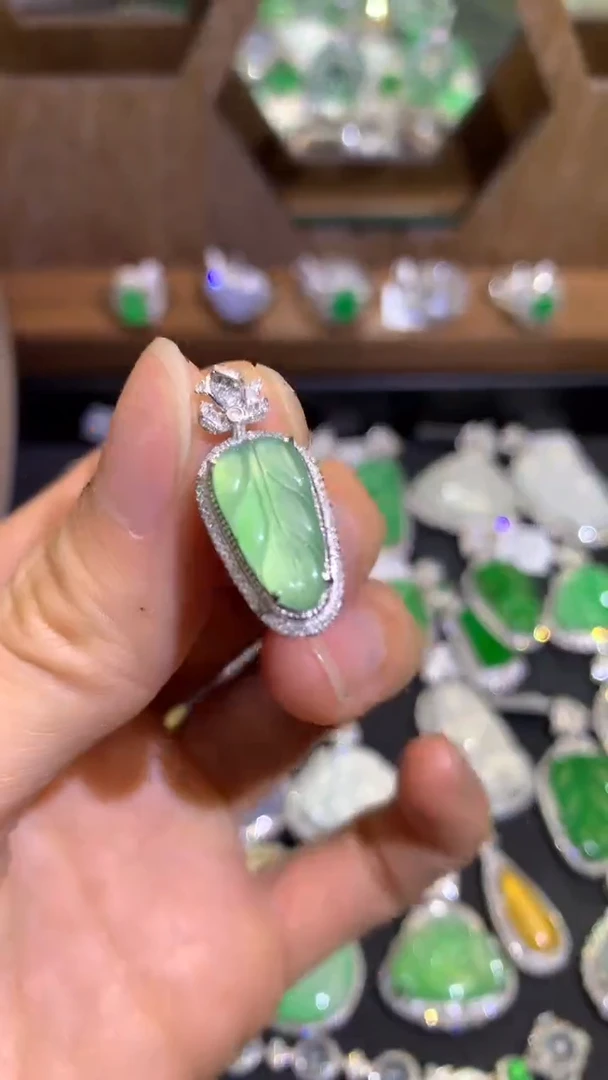 【闪购商品】翡翠吊坠(不含链)18K金镶嵌吊坠