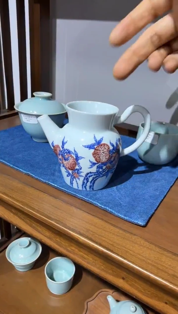 66-4青花釉里红荔枝公道杯