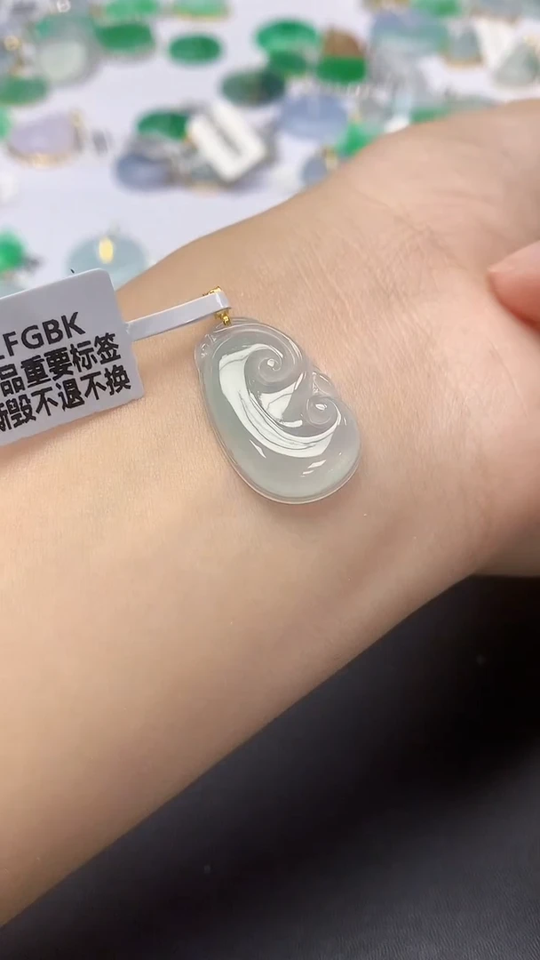 翡翠18K金镶嵌颈饰天然缅甸a货翡翠