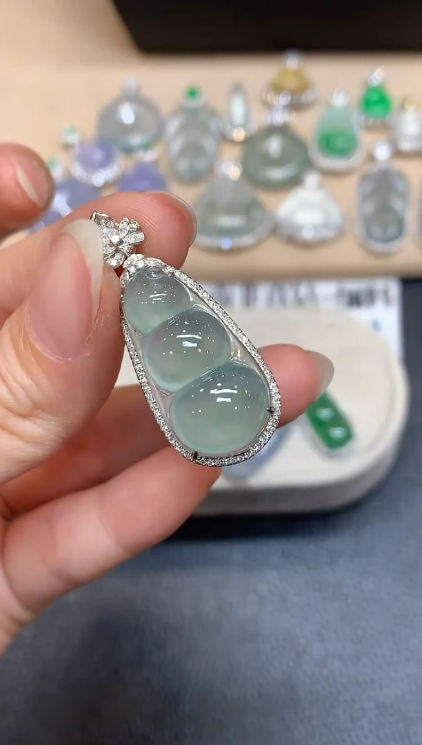 颈饰18K金镶嵌翡翠福豆【无服务费