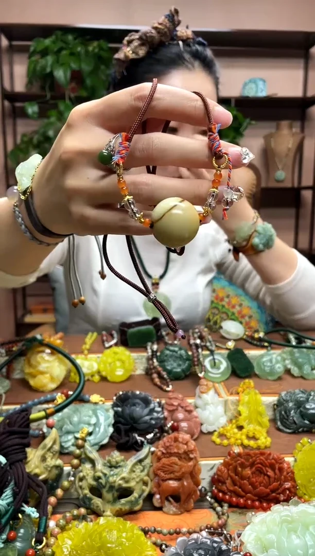 未镶嵌岫玉颈饰·10瑕疵