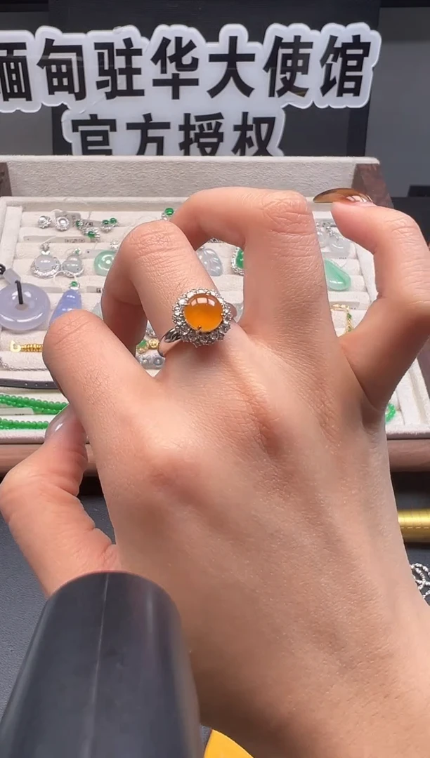 18K金镶嵌戒指翡翠缅甸珠宝严选