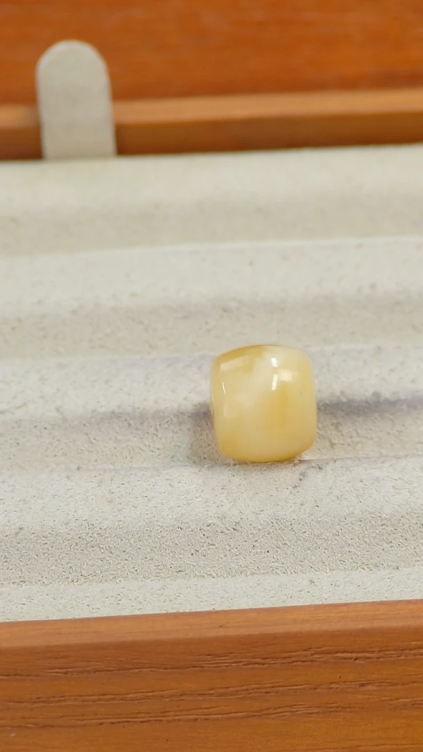 【闪购商品】蜜蜡裸石未镶嵌俄料微瑕121*10.5M1.062克