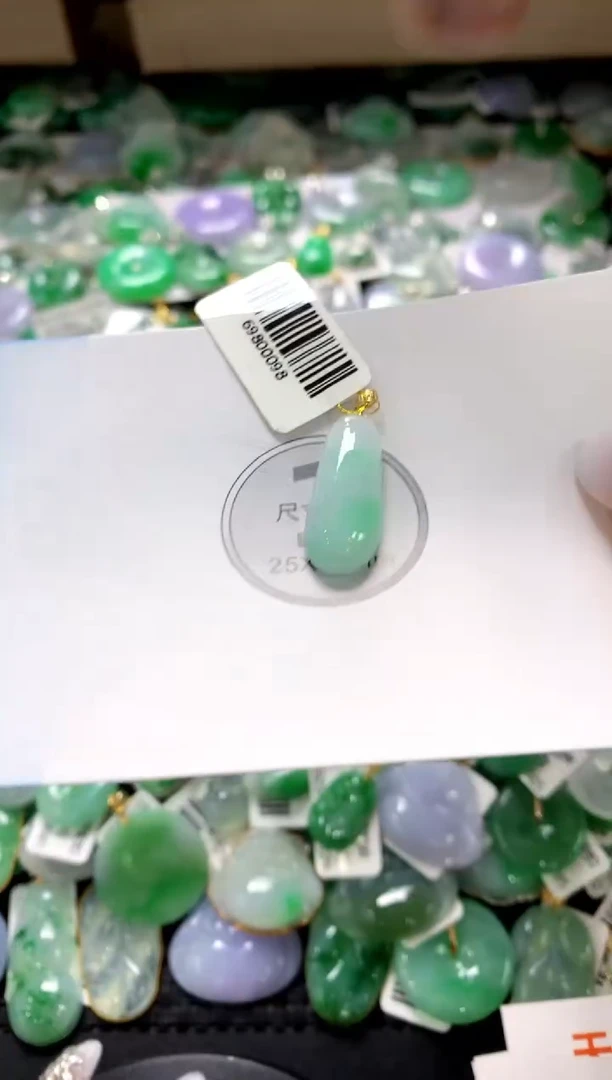 颈饰18K金镶嵌翡翠1111111111111111