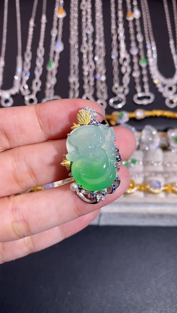 颈饰18K金镶嵌翡翠吊坠