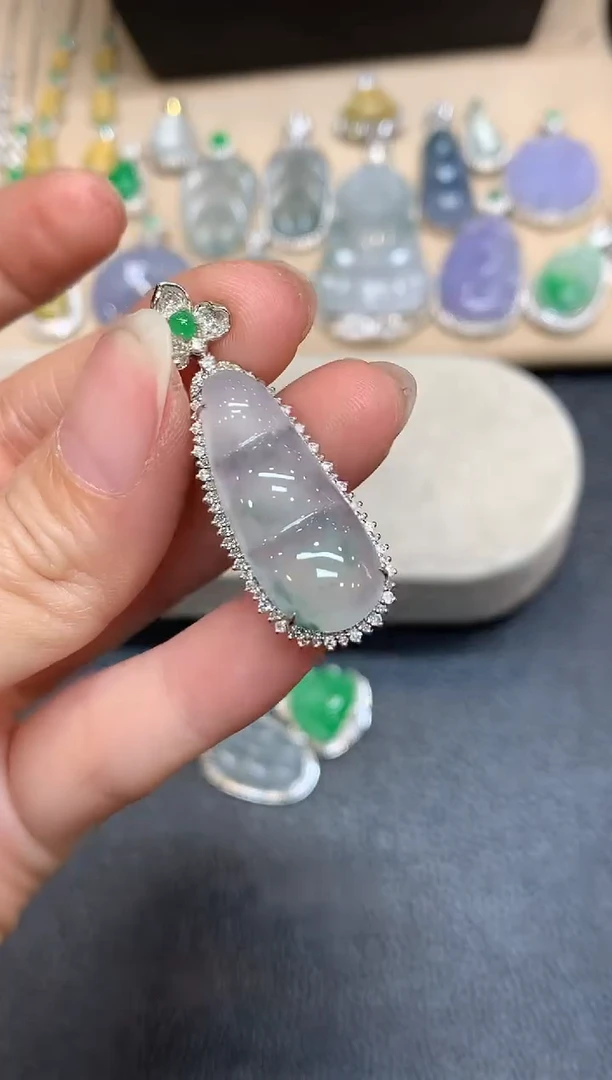 颈饰18K金镶嵌翡翠福豆【无服务费