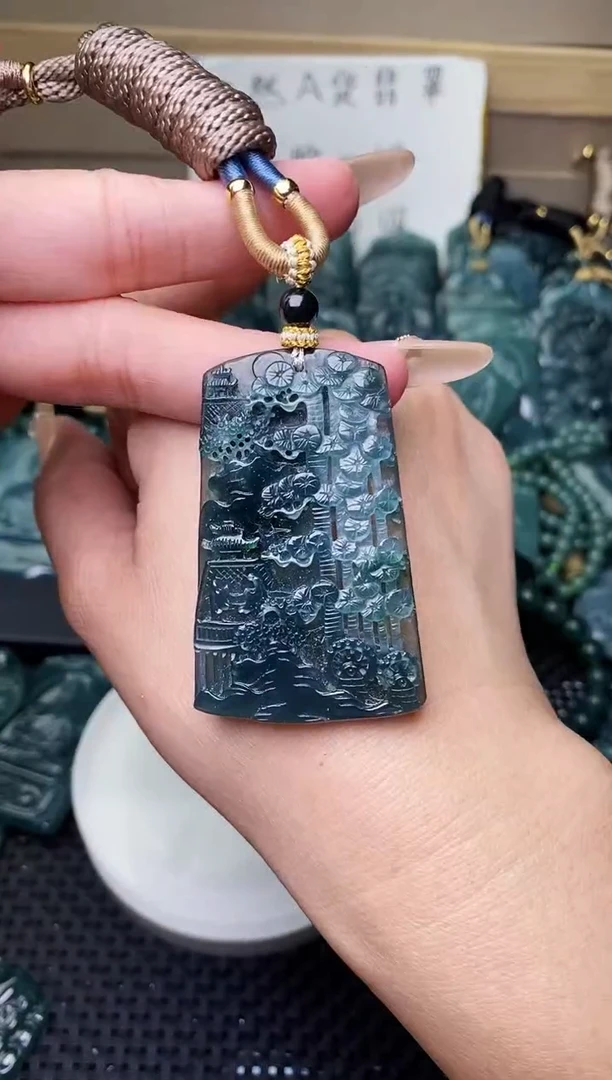 颈饰未镶嵌翡翠