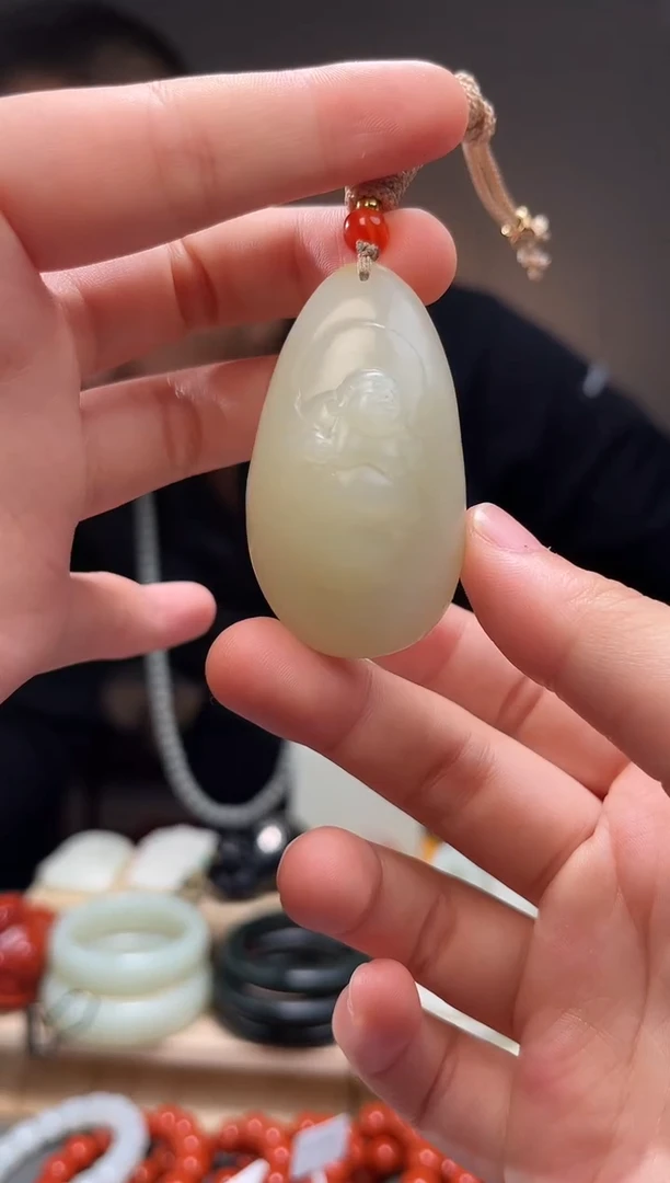 颈饰未镶嵌和田玉吊坠