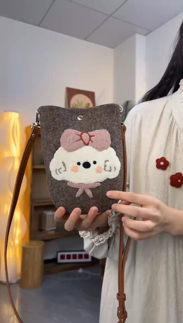 羊毛非遗纯手工包  手机包小狗