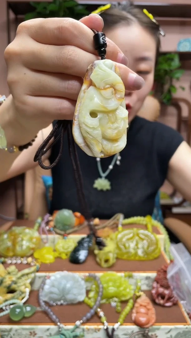 未镶嵌蛇纹石玉颈饰·