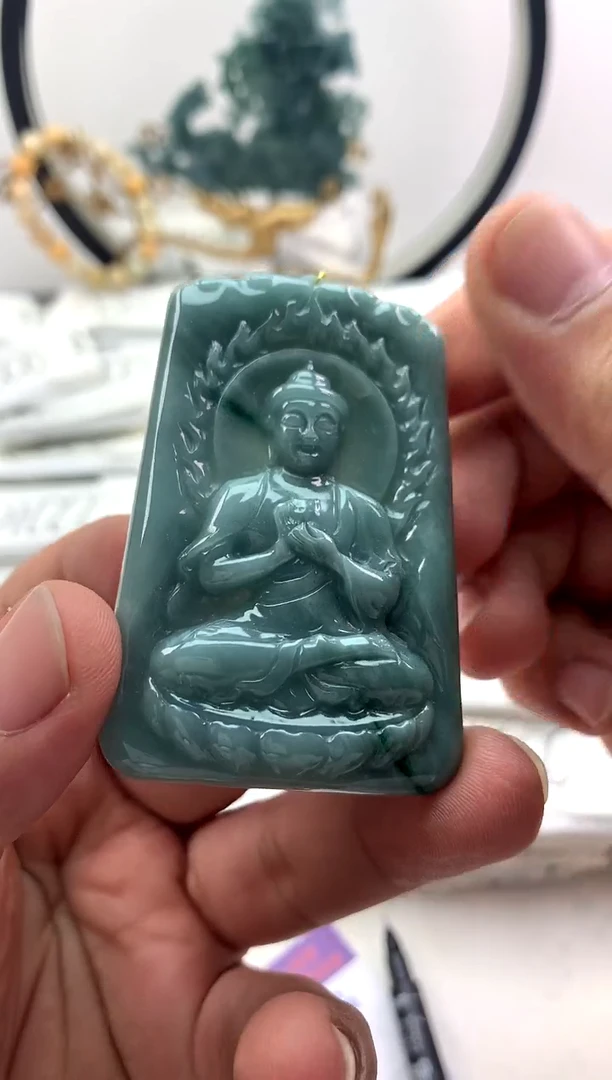 翡翠未镶嵌颈饰大日