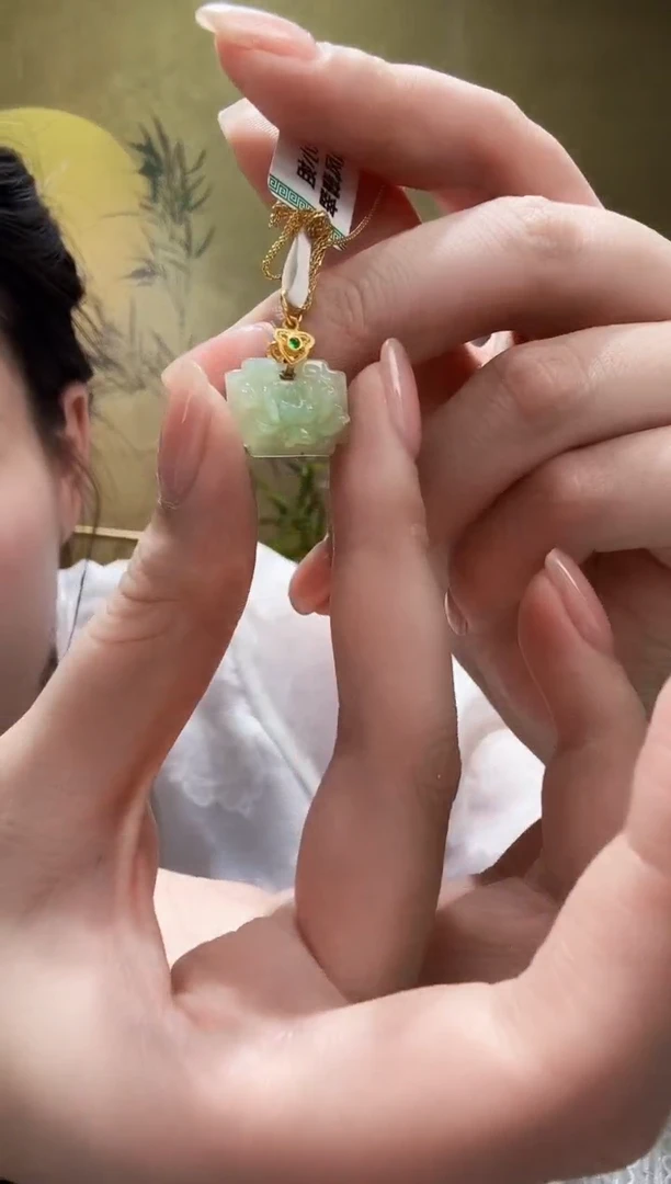 颈饰未镶嵌翡翠吊坠