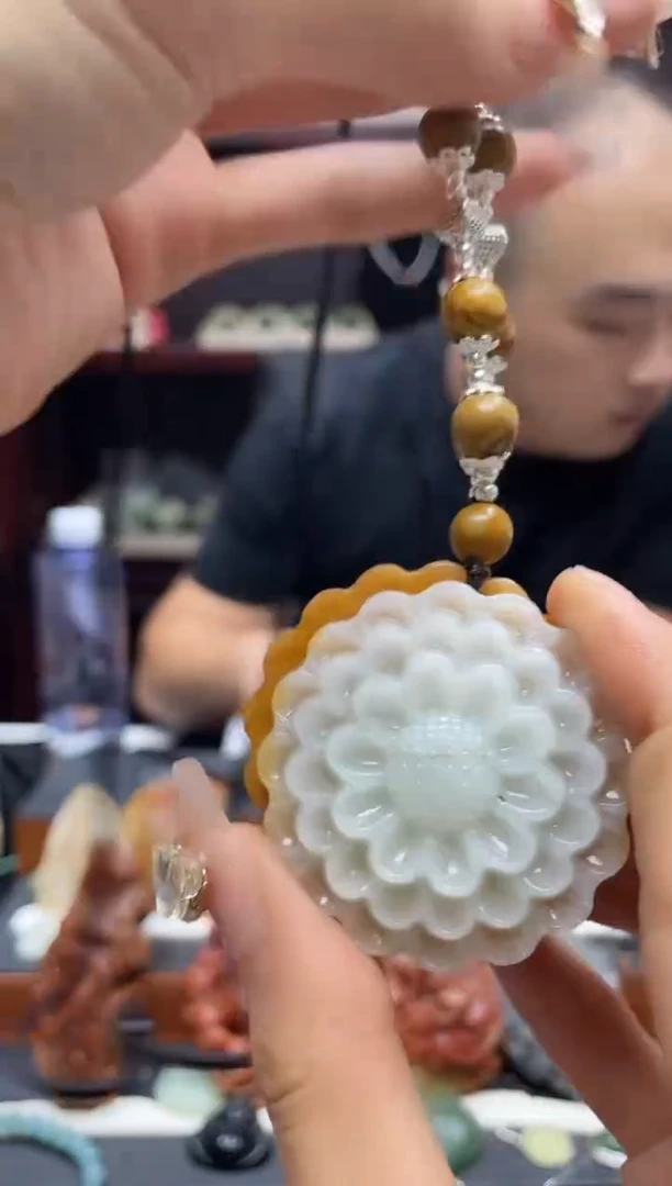 岫玉未镶嵌吊坠·