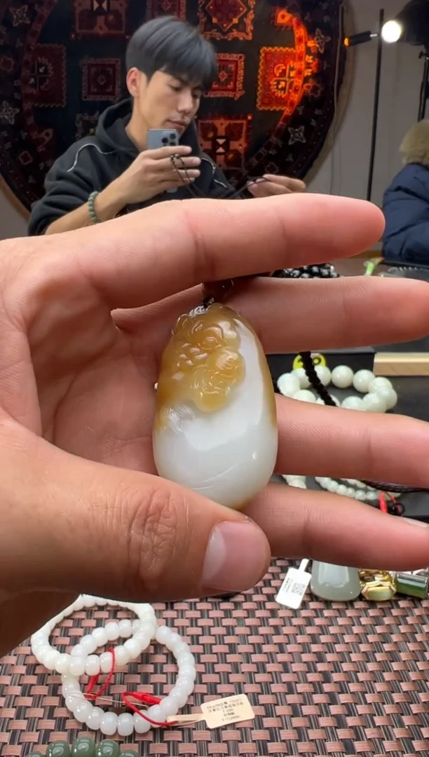 吊坠(赠链)未镶嵌和田玉且末料金山糖白吊坠