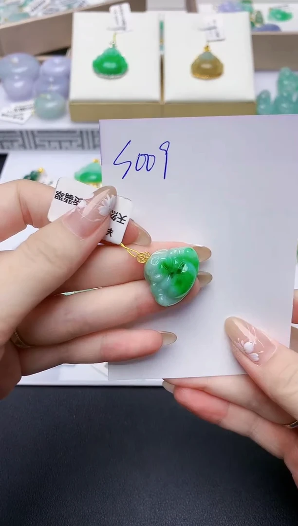 翡翠18K金镶嵌颈饰天然缅甸A货翡翠