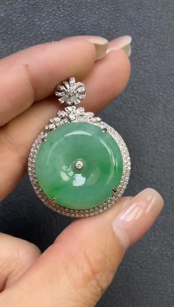 颈饰18K金镶嵌翡翠平安扣