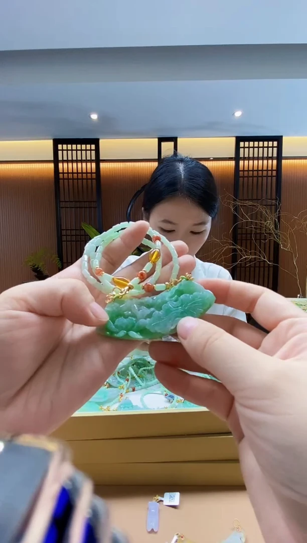 颈饰未镶嵌翡翠吊坠