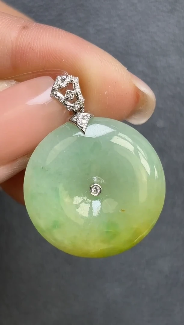 颈饰18K金镶嵌翡翠平安扣