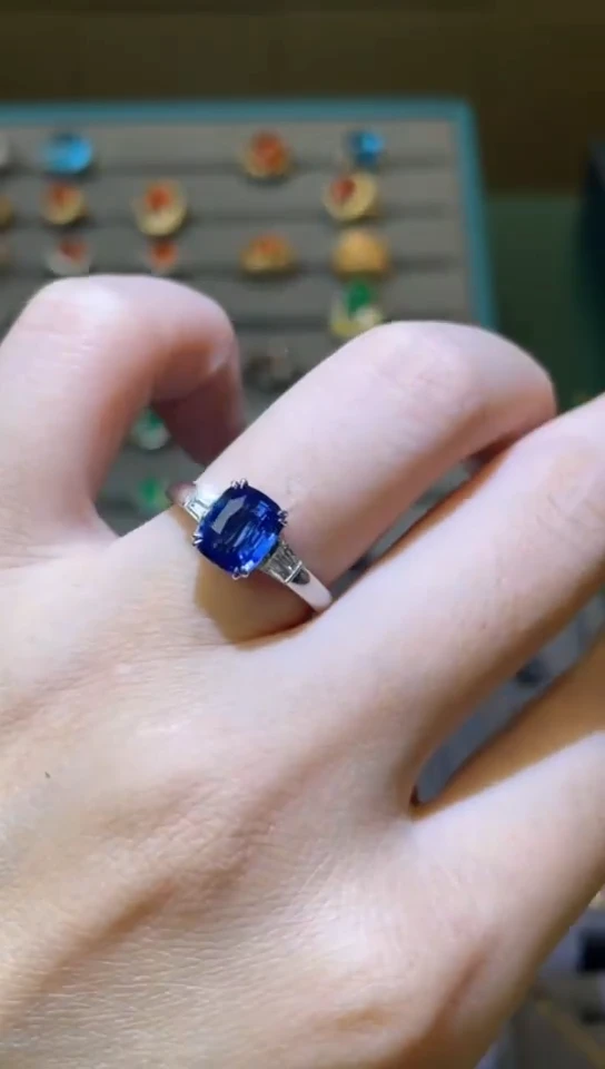 戒指蓝宝石18K金镶嵌老烧2.08CT