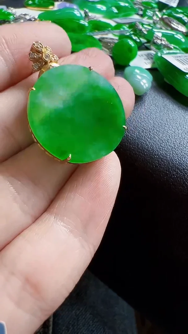 颈饰18K金镶嵌翡翠圆牌