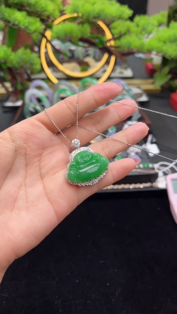 颈饰18K金镶嵌翡翠吊坠