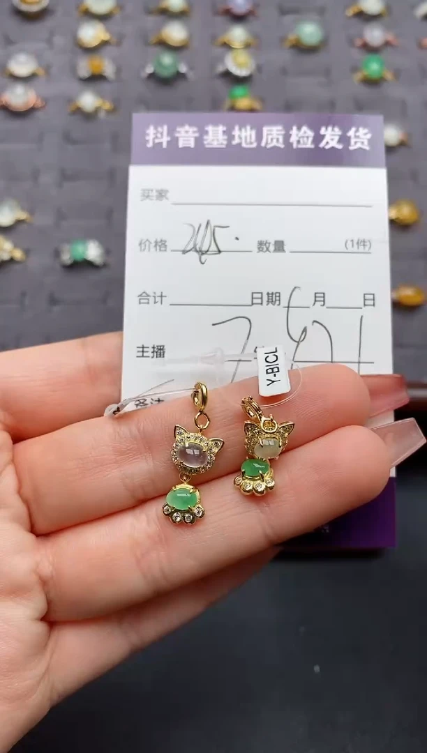 颈饰银S925镶嵌翡翠我****e....