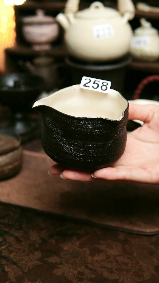 紫砂全手工公道内白（粉引有雨漏有小细纹）210毫升