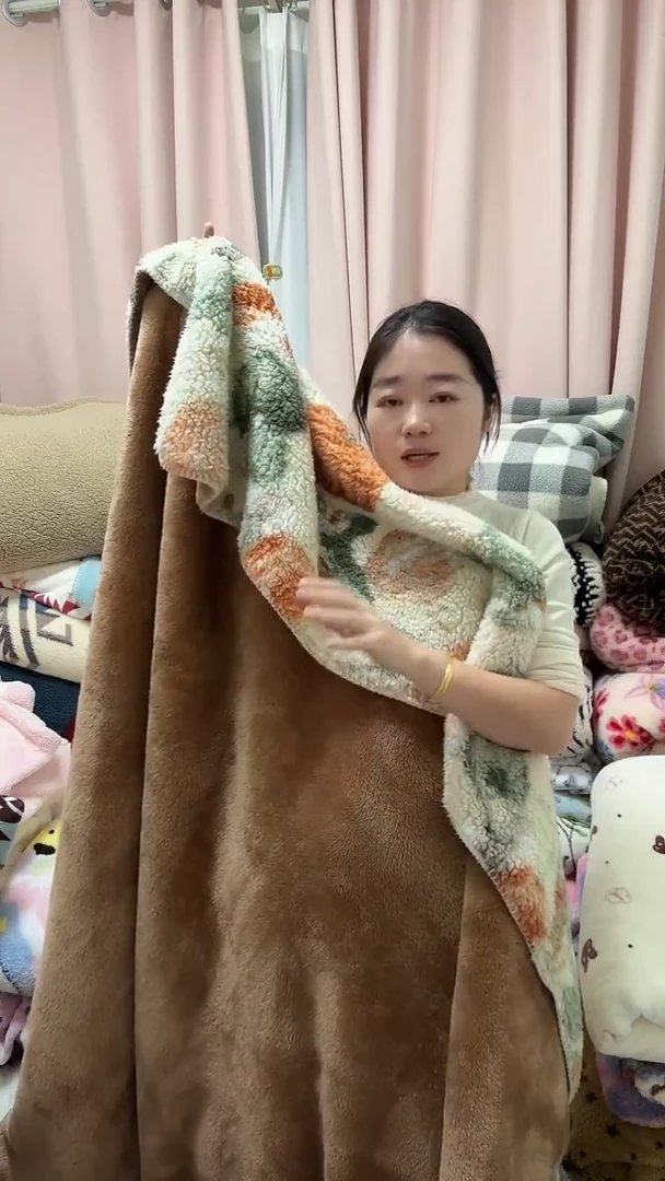 聚酯纤维1.5-2-Z-三角针南瓜--咖色内里-羊羔绒-盖毯