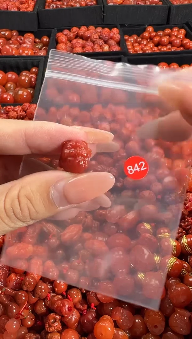 南红玛瑙未镶嵌颈饰1