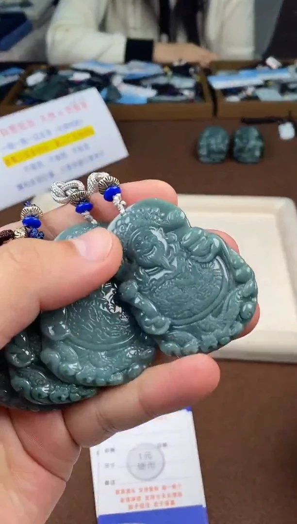 颈饰未镶嵌翡翠  多样性发其一