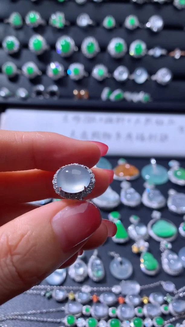 18K金镶嵌戒指翡翠18K翡翠