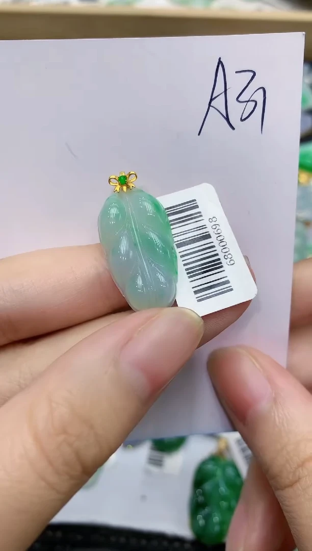 翡翠18K金镶嵌颈饰111111111