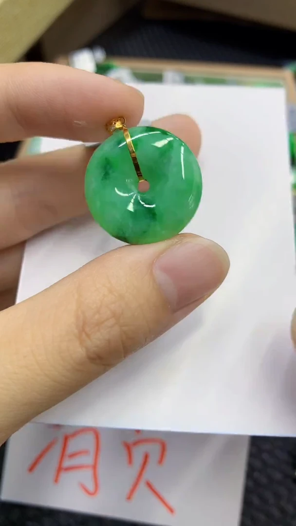 翡翠18K金镶嵌颈饰            8