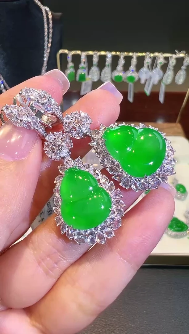 18K金镶嵌翡翠耳饰翡翠