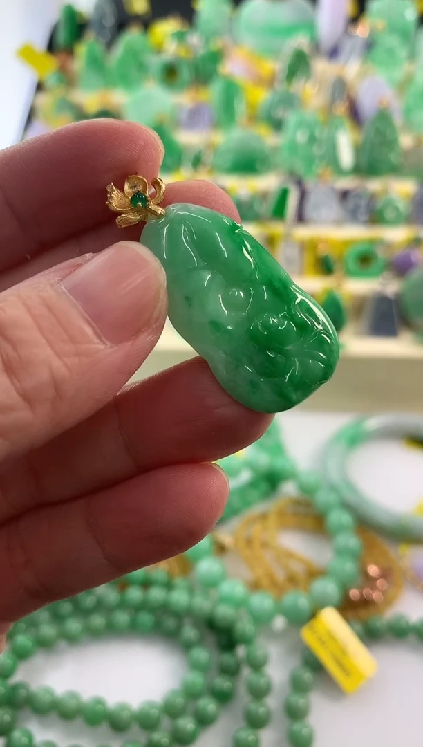 颈饰未镶嵌翡翠挂件