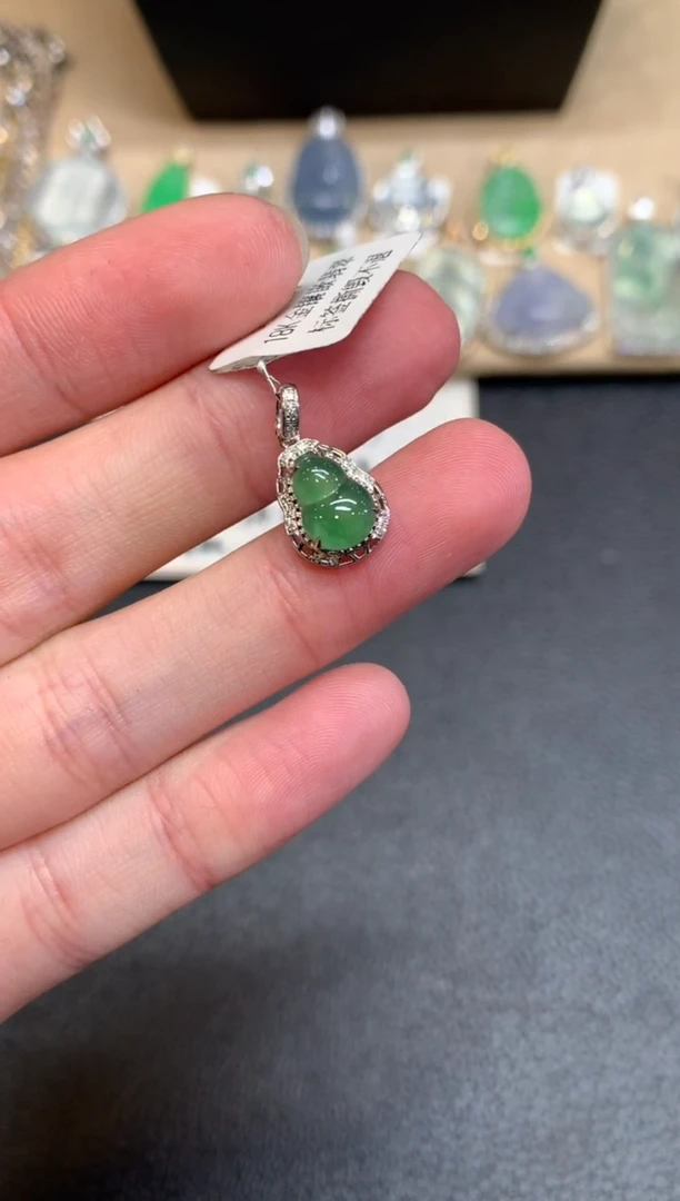 【闪购商品】翡翠颈饰18K金镶嵌葫芦【无服务费】