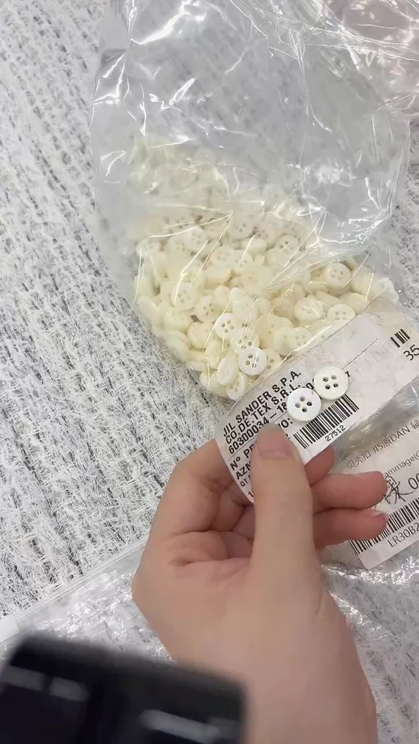 无纺布12颗11mm意大利贝壳扣子