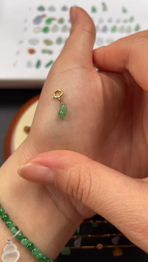 吊坠(不含链)18K金镶嵌翡翠一个JK263