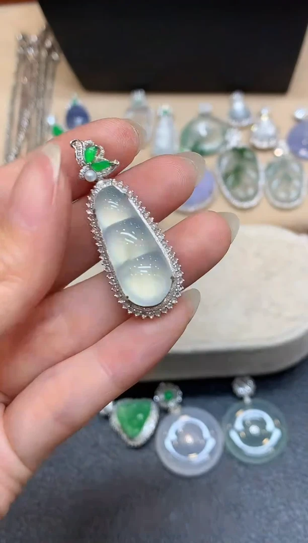 颈饰18K金镶嵌翡翠福豆【无服务费