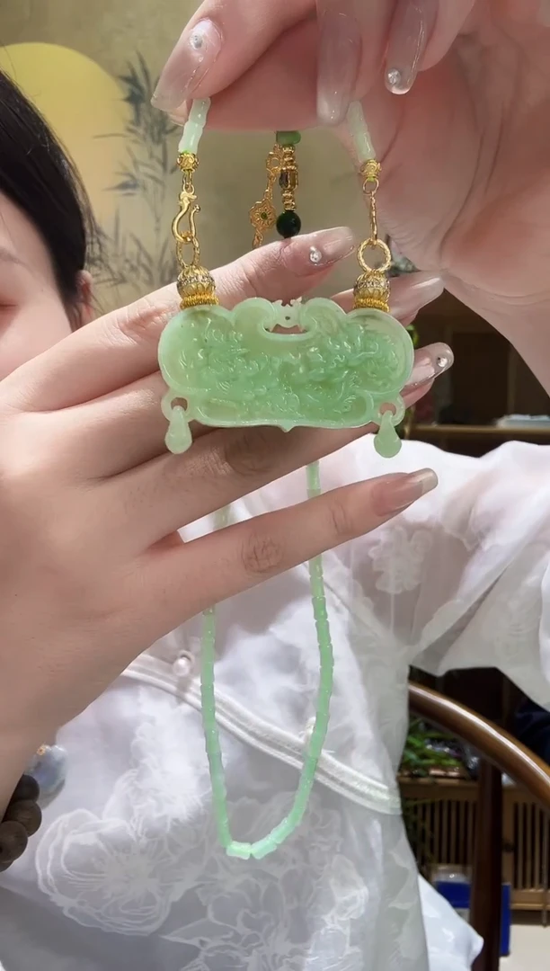 颈饰未镶嵌翡翠吊坠