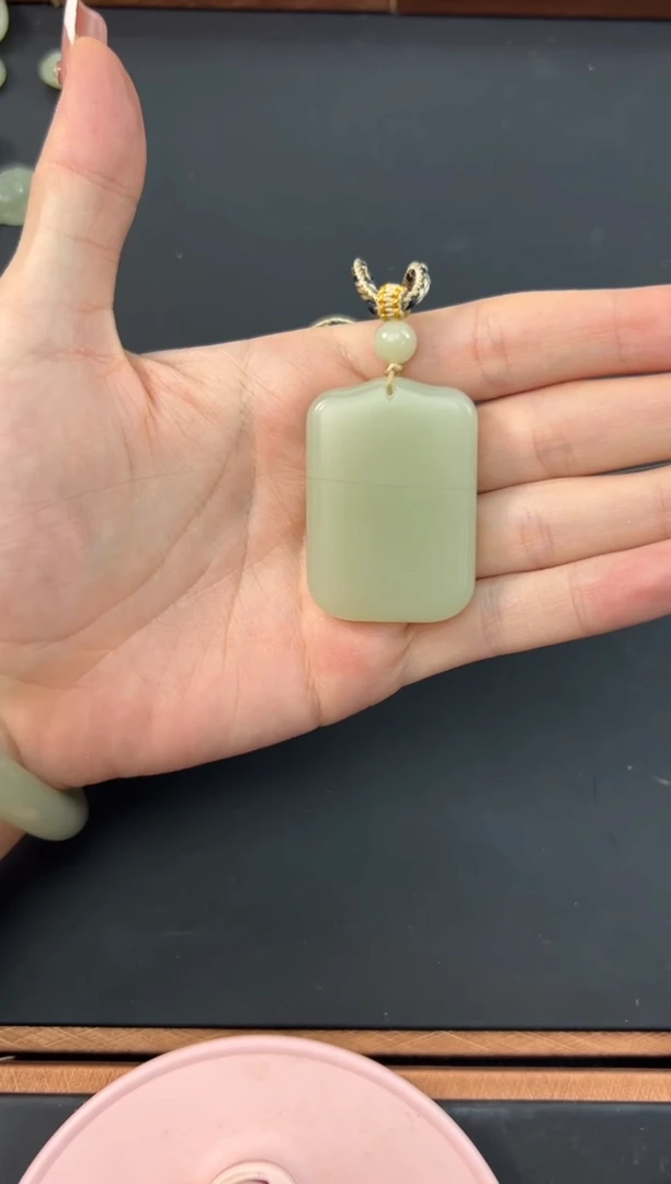 【闪购商品】和田玉吊坠(赠链)未镶嵌且末微色差迪克兰吊坠