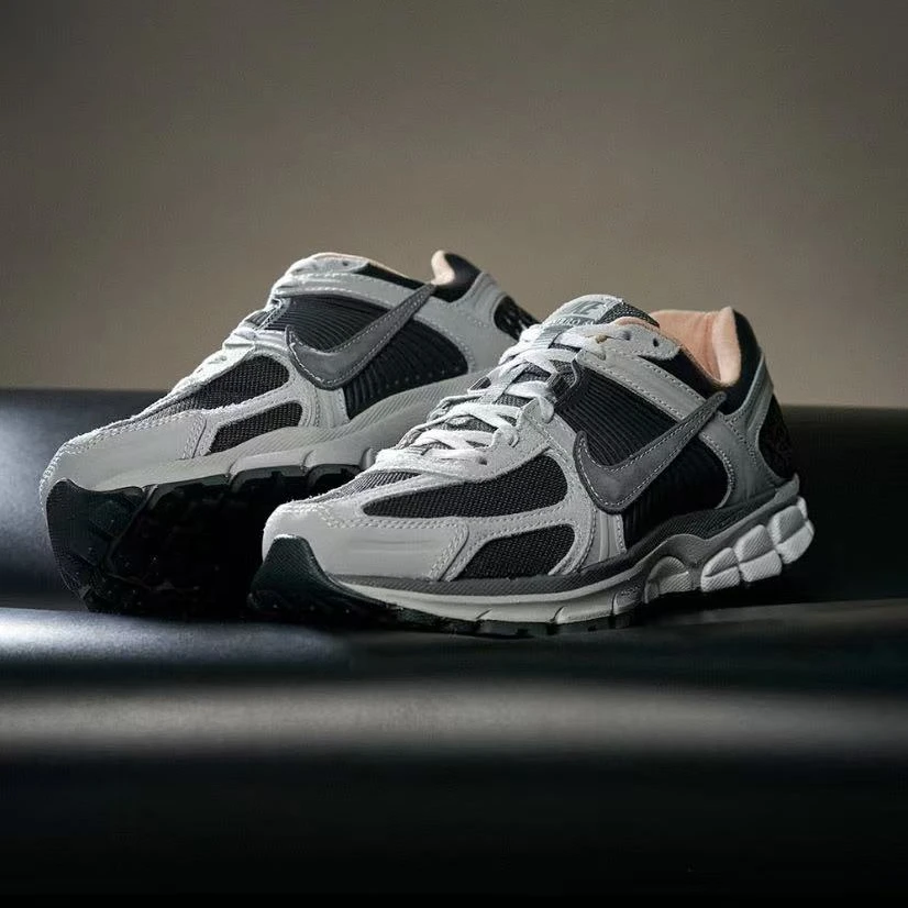 NIKE/耐克Air Zoom Vomero 5 舒适登月复古跑步鞋 男款HV5982001