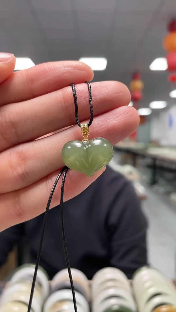 颈饰银S925镶嵌和田玉沙枣青屁桃挂件一件