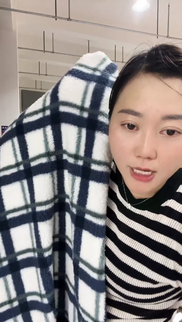 混纺主播手上拿的产品