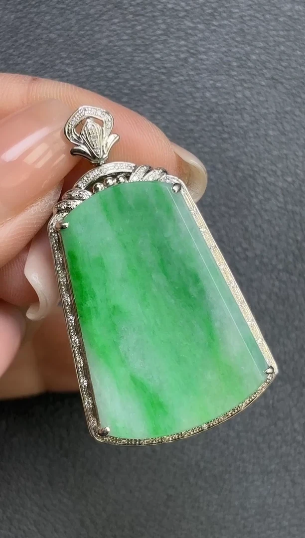 颈饰18K金镶嵌翡翠无事牌